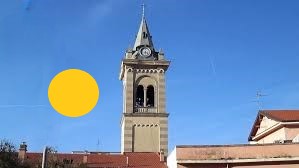 Un misterioso globo di luce di circa 5 metri di diametro sospeso nel cielo vicino al campanile di una chiesa